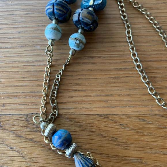 Vintage long gold tone chain with resin beads in various blue tones. - Picture 4 of 5